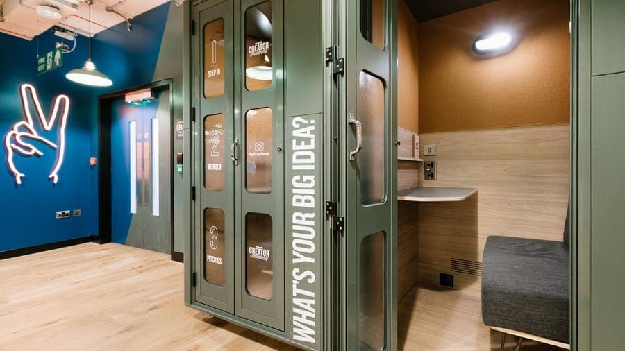 電話ブース_通話やビデオチャットに最適な防音ブースです©WeWork