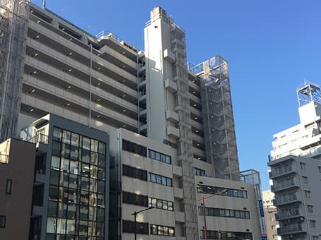 外観_クリーム色の外装の建物です©Regus