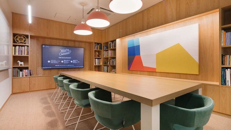 会議室_個性的な会議室はとても明るい気分にしてくれます©WeWork