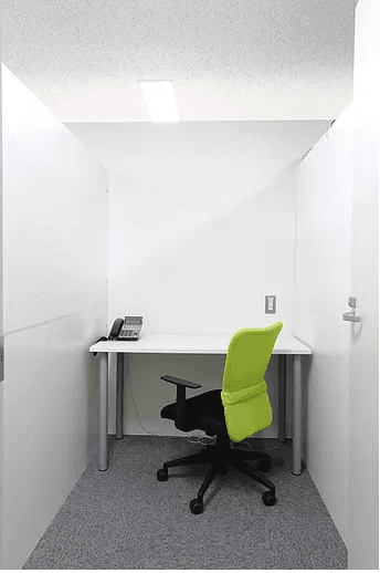 個室スペース_家具が着いている1名用の個室です