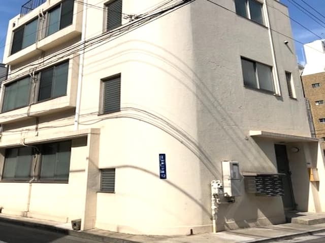 外観_白を基調としたレトロ風の外観です。