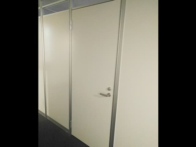 個室_パーテーションで区切られているためプライベート空間が確保されています。