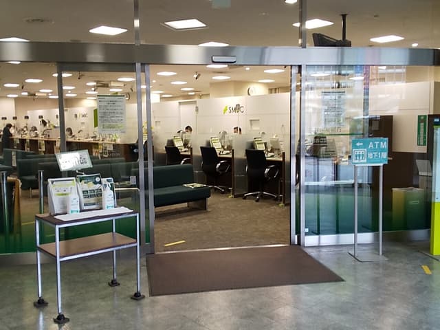 近隣のコンビニ_三井住友銀行 新宿西口支店(徒歩4分)