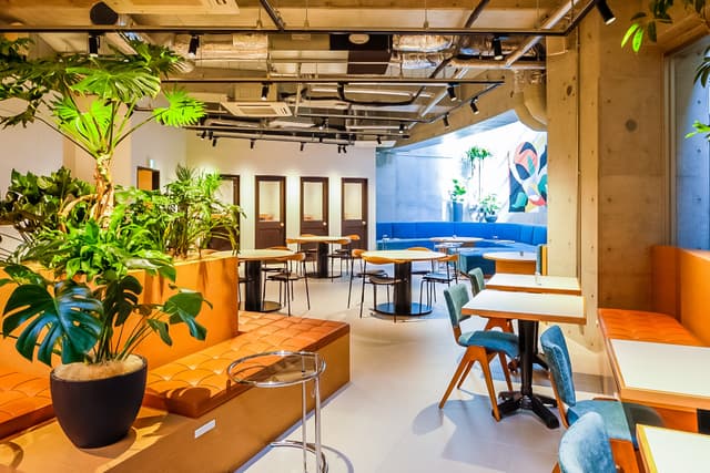 RESIDENTIAL LOUNGE_テーブル席、ソファ席、フォンブースなどが無料で利用できます。(SOHOまたはRESIDENCE利用者のみ)