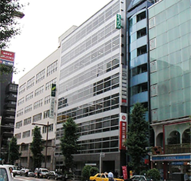 中央通り沿いにある大型ビルです。