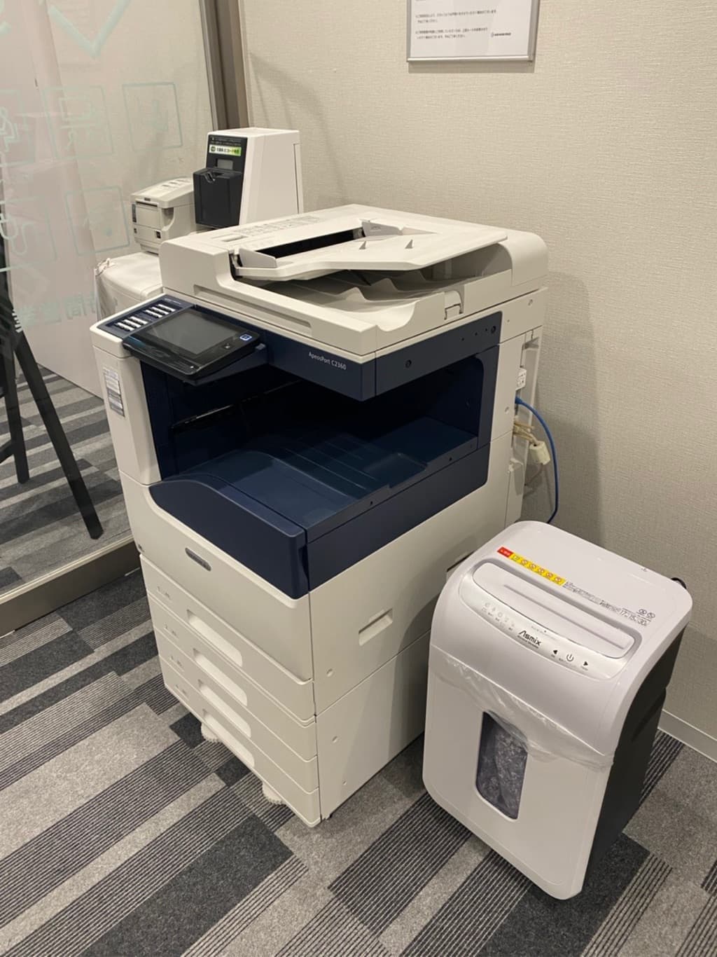 設備_複合機。スキャンは無料、その他コピーなどの機能は有料でご利用いただけます。