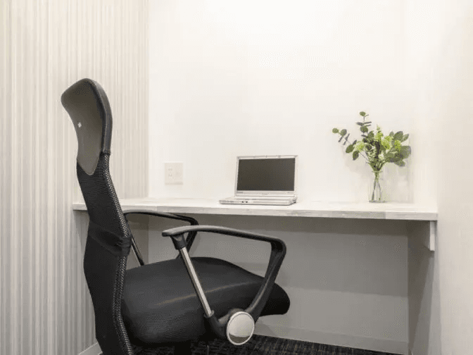 専有部_固定席。インターネット回線が備え付けです。©bizcomfort