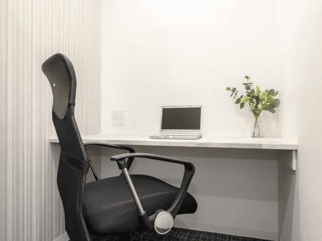 専有部_固定席。インターネット回線が備え付けです。©bizcomfort