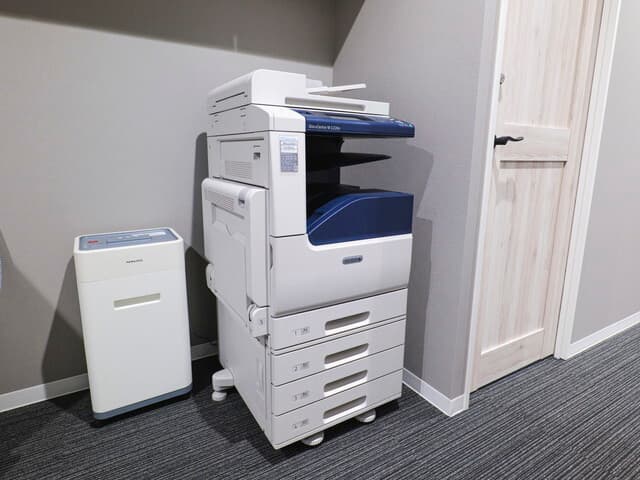 設備_複合機。プリント・コピー・スキャン・FAXの全ての機能が付いた複合機です。