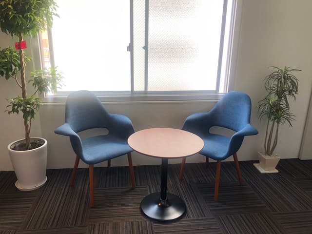 共用部_ラウンジスペース。入口から入ってすぐの場所に自由に使えるスペースがあります。