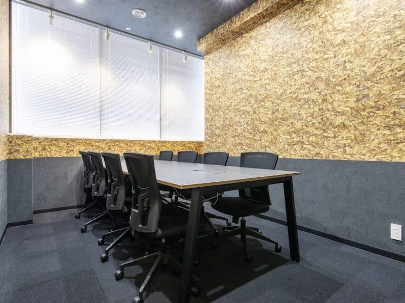 共用部_会議室。ゲストを招いてのミーティングにも対応しています ©bizcircle