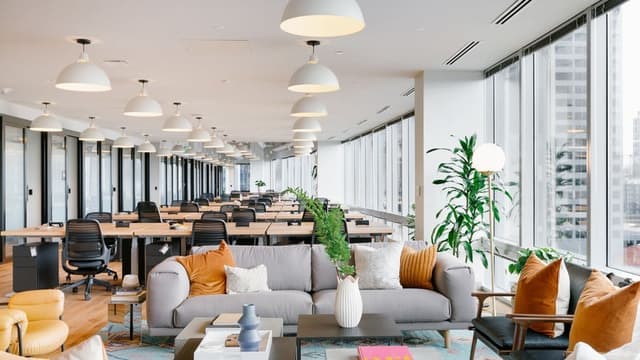 専有部_個室。家具付きです。©WeWork