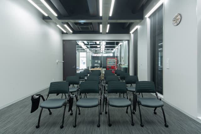 共用部_セミナールームです。小、中規模のセミナーの開催が可能です。