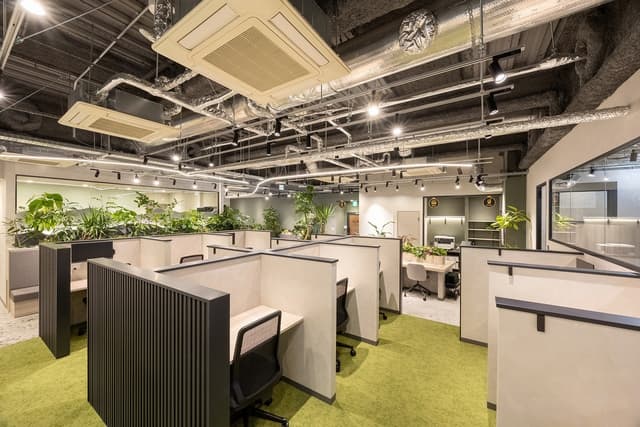 テレワークにも便利なWEB会議や電話も可能なスペースです。