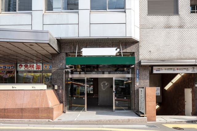 外観_エントランス。都営地下鉄、京王線「新宿駅」の2番出口と直結しています。