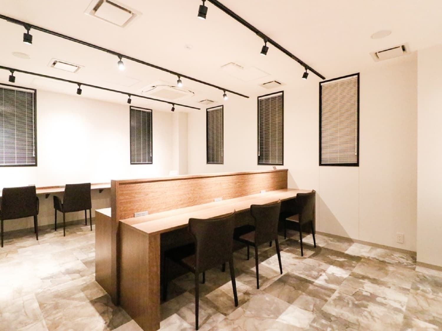 共用部_ラウンジ。集中して作業に取り組みたい方向けのサイレントエリアもご用意しています。