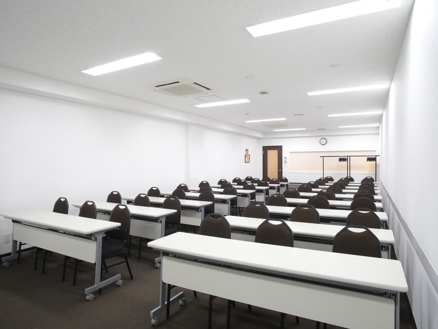 個室_26名用の個室です。通常は時間貸し会議室として運営されていますが、オフィスとして借りることができます。