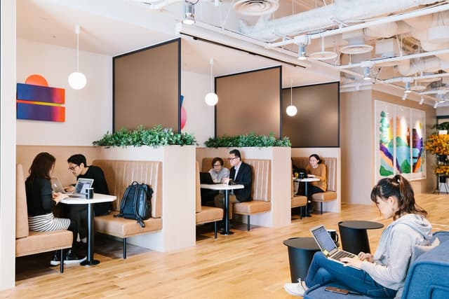 共用部_ミーティングスペース。軽い打ち合わせに最適なスペースです。©WeWork※画像はイメージです。
