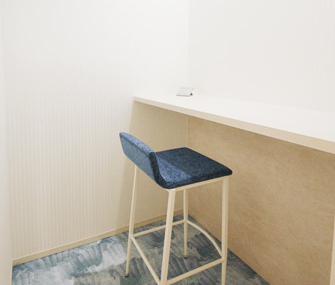フォーンブース_防音対策が整っているため電話やビデオ電話、面談などでご利用いただけます。