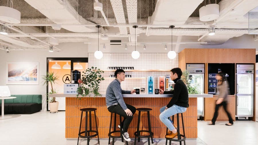 キッチン_キッチンではフルーツウォーターを飲むことができます©WeWork