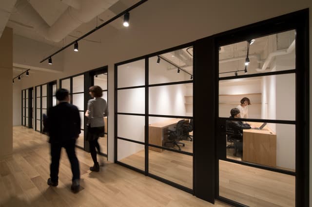 専有部_プライベートオフィス。フリースペースやデスク席と異なり、その部屋の契約者だけが立ち入ることのできるプライベート空間です。