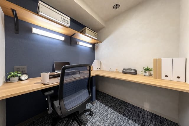 個室。家具付きのお部屋です。©bizcomfort
