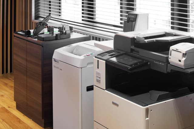 設備_共用のプリンターやシュレッダーなど充実した設備をご利用いただけます