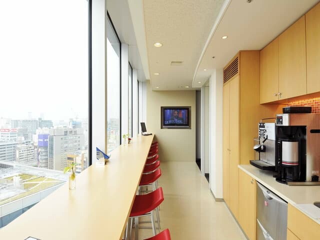 共用部_ビジネスラウンジ。ドリンクサーバーもあるため、景色を眺めながらの休憩にもピッタリです。