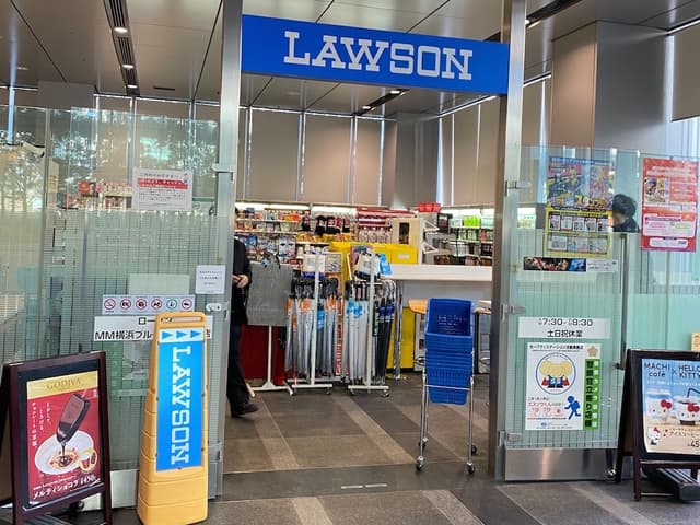 近隣のコンビニ_ローソン MM横浜ブルーアベニュー店(ビル1階)