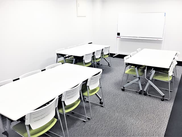 個室_備え付けのホワイトボードがあり、社内での打ち合わせの際には重宝しそうです。※画像はイメージです。