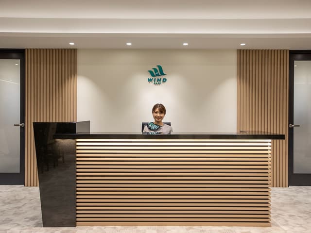 外観_受付。総合受付にはコンシェルジュが常駐し、様々なビジネスサポートを提供しています。