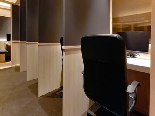 共用部_ブース席。WEB会議も可能な両側に仕切りを設けたブース席です。