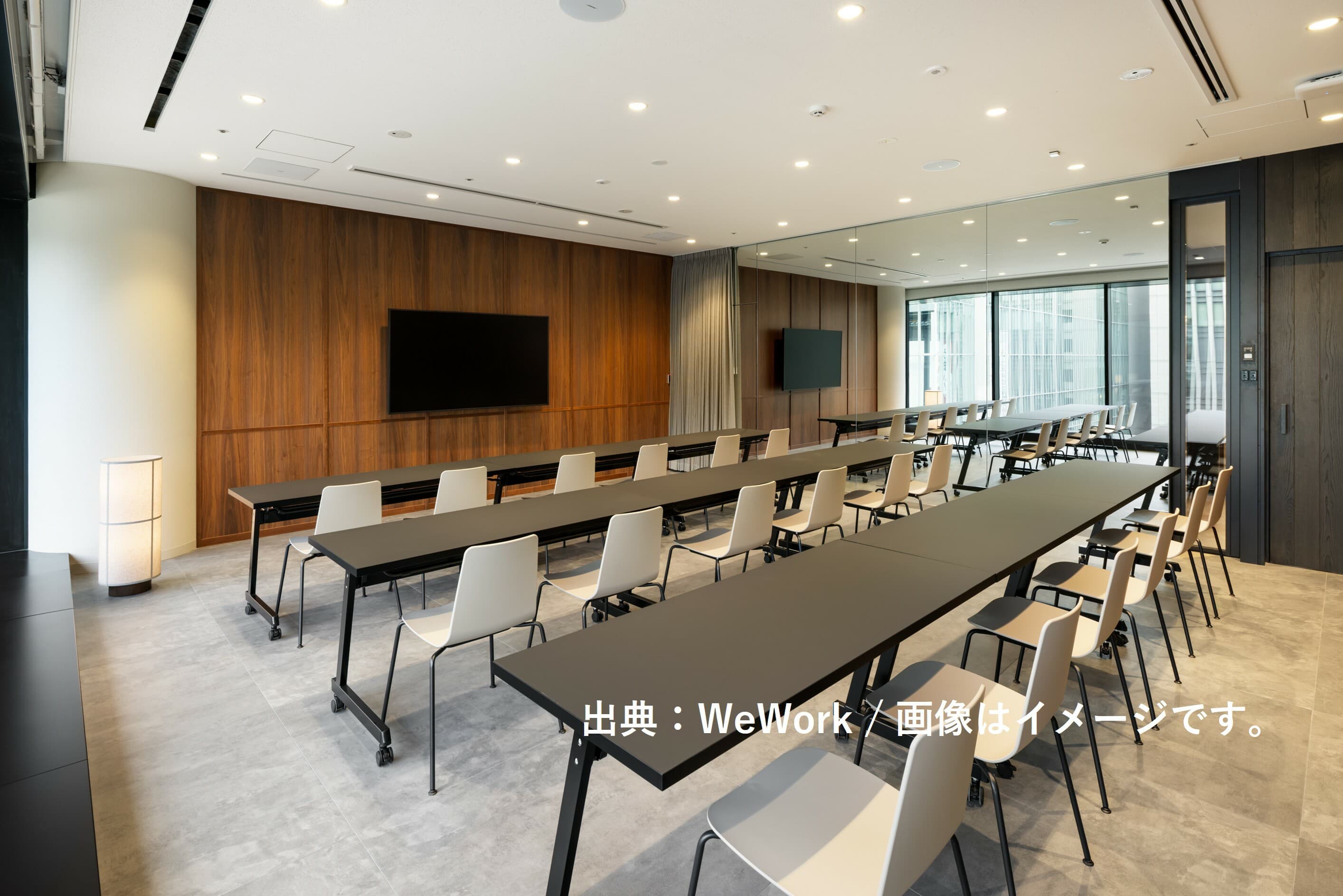 共有部_会議室。社内会議・打ち合わせはもちろん、外部からお客様を招いての商談の際にも利用できます。© WeWork
