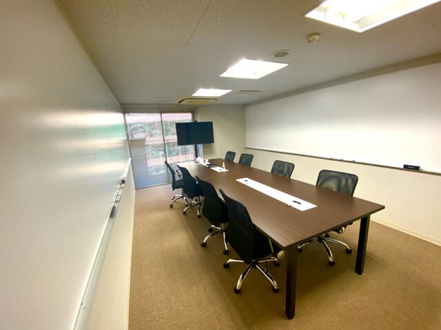 共用部_会議室。8名用会議室1つと4名用会議室2つがあります。