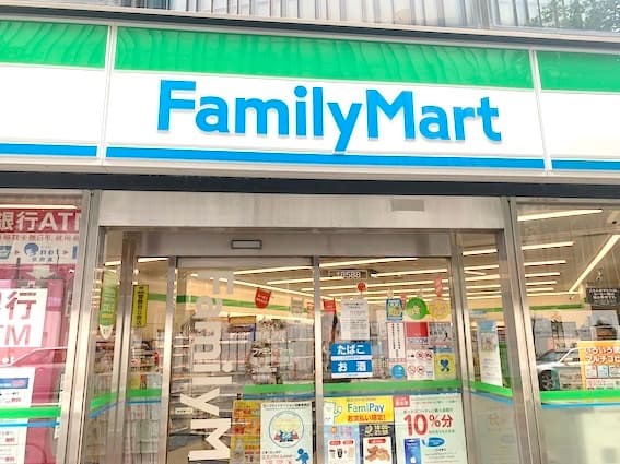 近隣のコンビニ_ファミリーマート東池袋明治通り店(徒歩1分)