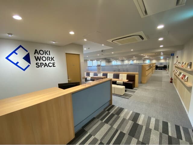 外観_受付。受付から入ってすぐの場所にラウンジエリアがあり、商談や休憩などに使えます。