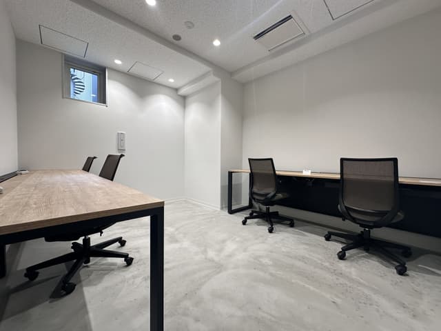 専有部_個室。ゆったりとスペースを確保できる広々としたデスクとなっています。