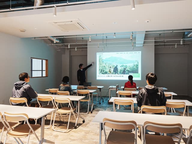 共用部_スタジオ。机や椅子、プロジェクター等も完備しているため、会議室としても利用可能です。有料でご利用できます。