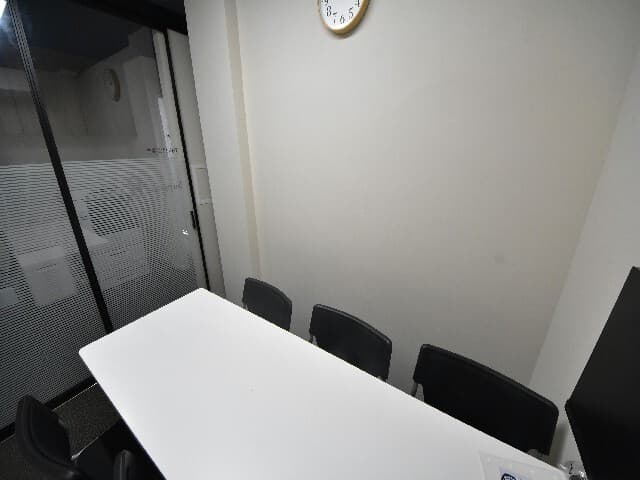 共用部_会議室。完全個室の会議室で、大切な会議などが行えます。