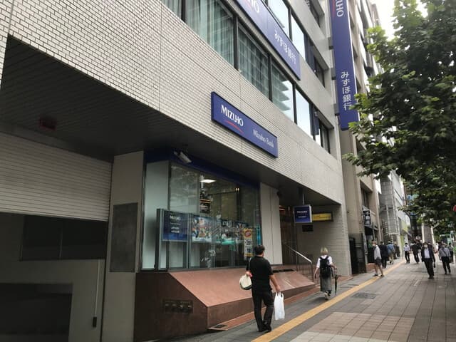 近隣の銀行_みずほ銀行 赤坂支店 (徒歩2分)