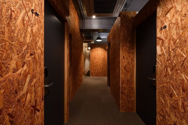 共用部_各個室・ブースまでの廊下になります。