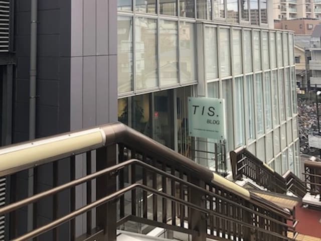 外観_ペデストリアンデッキ2F。駅からオフィスはペデストリアンデッキで直結です。