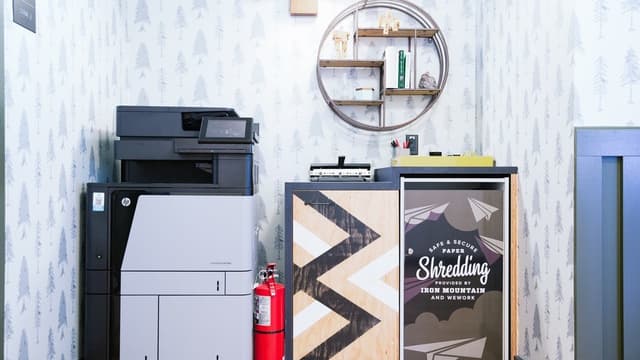 印刷ステーション_業務用プリンターやシュレッダーを完備しています※写真はイメージです。© WeWork