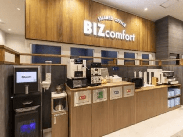 共有部_コワーキングスペース。フリードリンクや無料のプリンターも使い放題です。©BIZcomfort  ※画像はイメージです