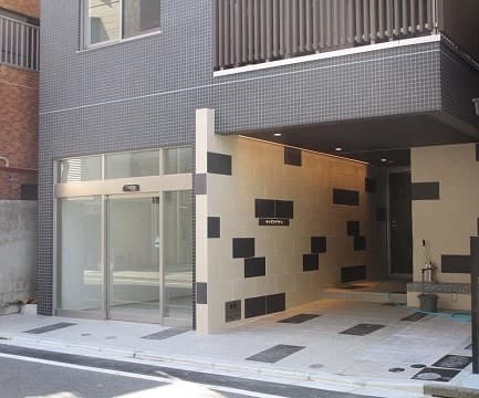 エントランス_白黒の配色がモダンなエントランスです