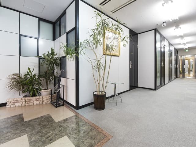 外観_エントランス。広々とした空間のエントランスとなっています。