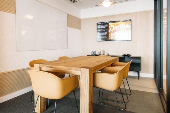 会議室_こだわりのインテリアの会議室は熱い議論が交わせそうです©WeWork