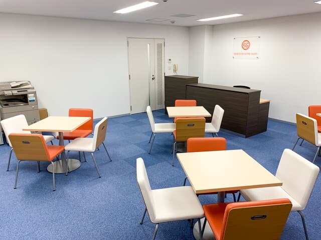 共用部_オープンラウンジ。入ってすぐのラウンジでは来客者様との打ち合わせなどが可能です。