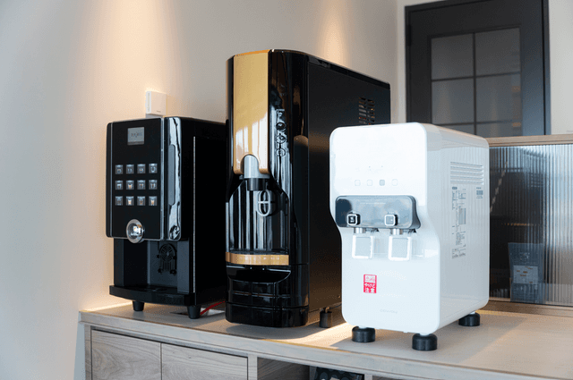 設備_コーヒーマシンや製氷機が設置されておりフリードリンクをご利用いただけます。