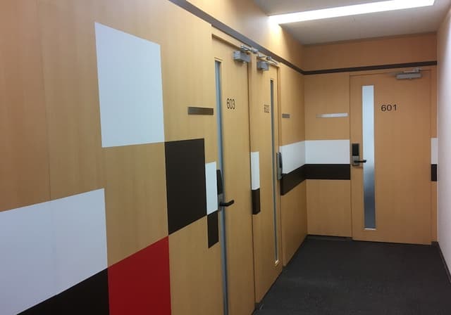 廊下_ビビットな配色が施されオシャレなデザインとなっています。